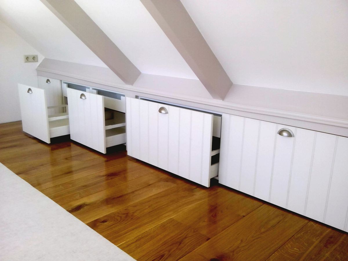 Armoires encastrées sous toit en pente après rénovation - IDGS Constructions