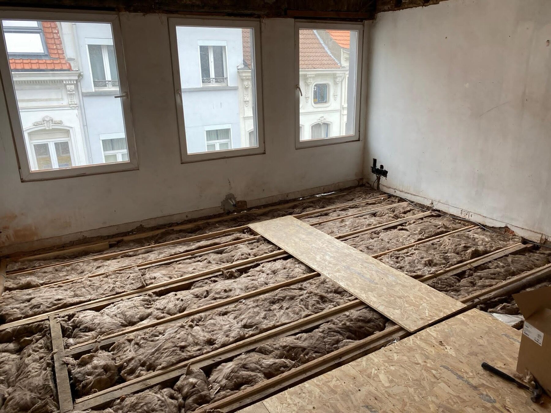 Grenier brut avec solives et isolation avant rénovation - IDGS Constructions