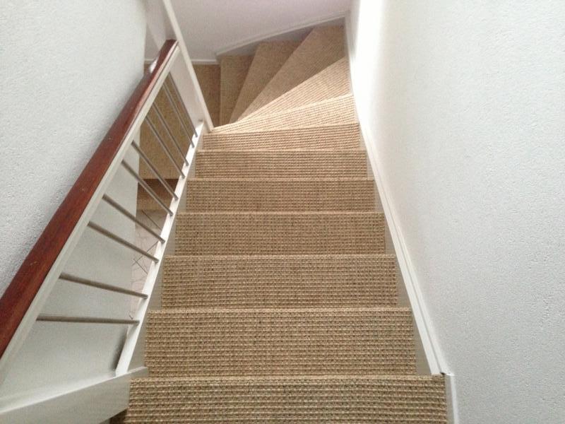 Escalier fini avec tapis sisal après rénovation - IDGS Constructions