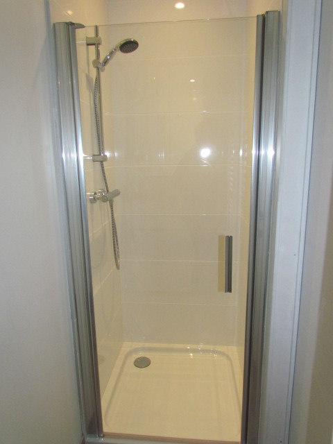 Douche moderne avec porte vitree apres renovation - renovation salle de bain IDGS Constructions