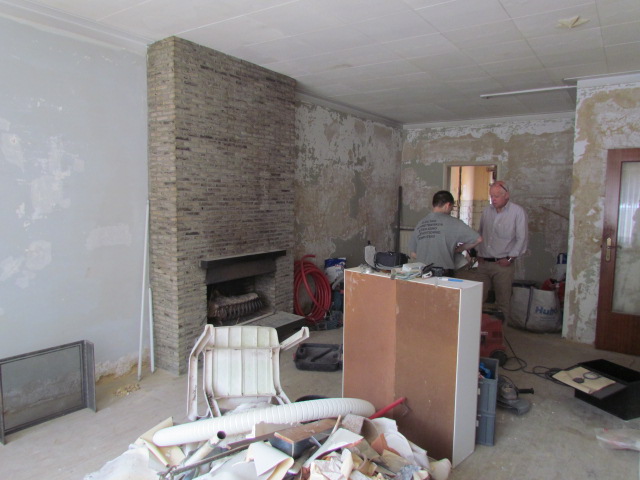 Salon pendant renovation avec ancienne cheminee - entreprise construction Anvers IDGS