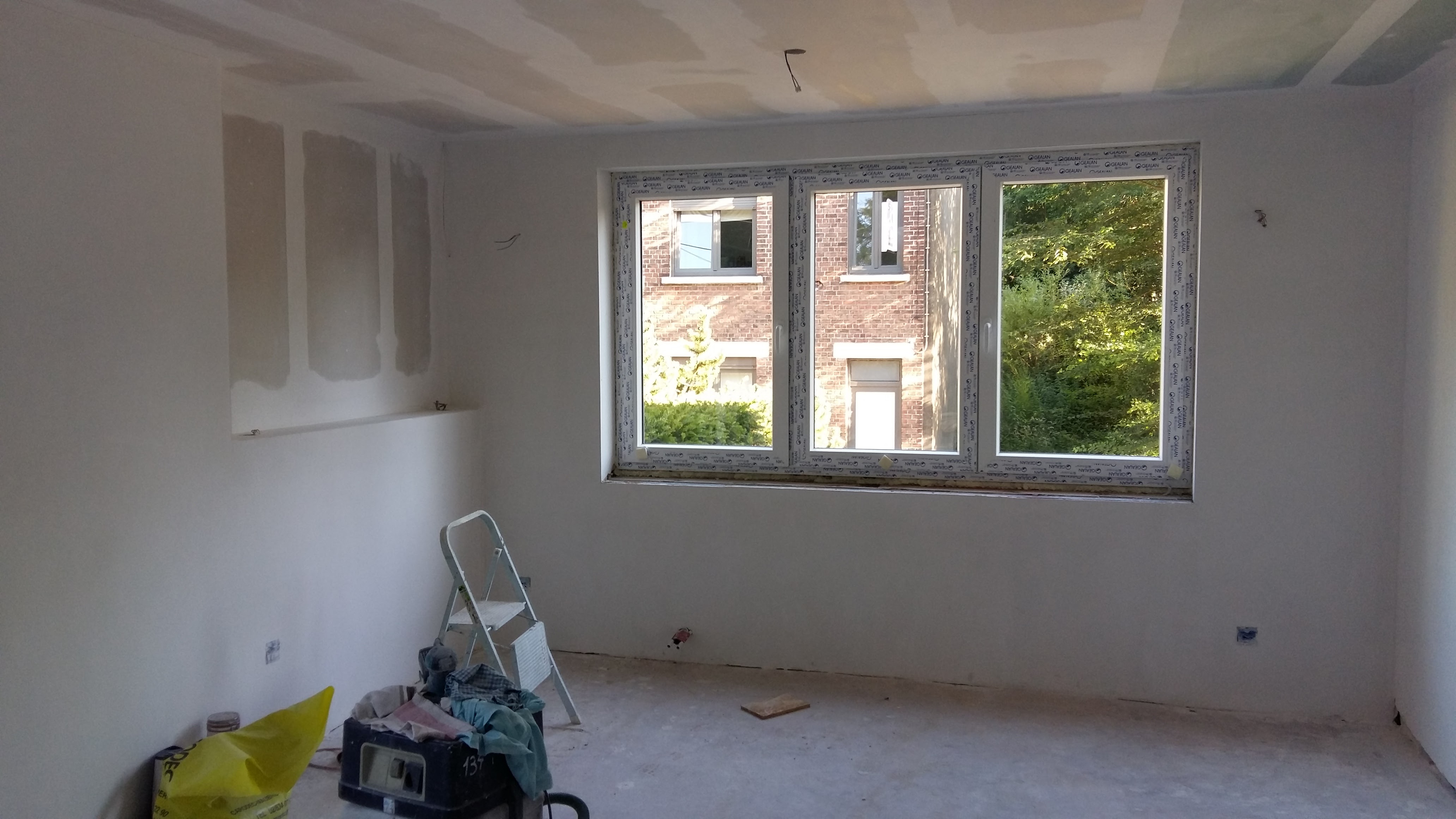 Salon avant renovation murs nus et echantillons peinture - entreprise IDGS Constructions