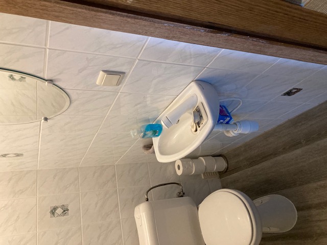 Stijlvol toilet met wandtegels